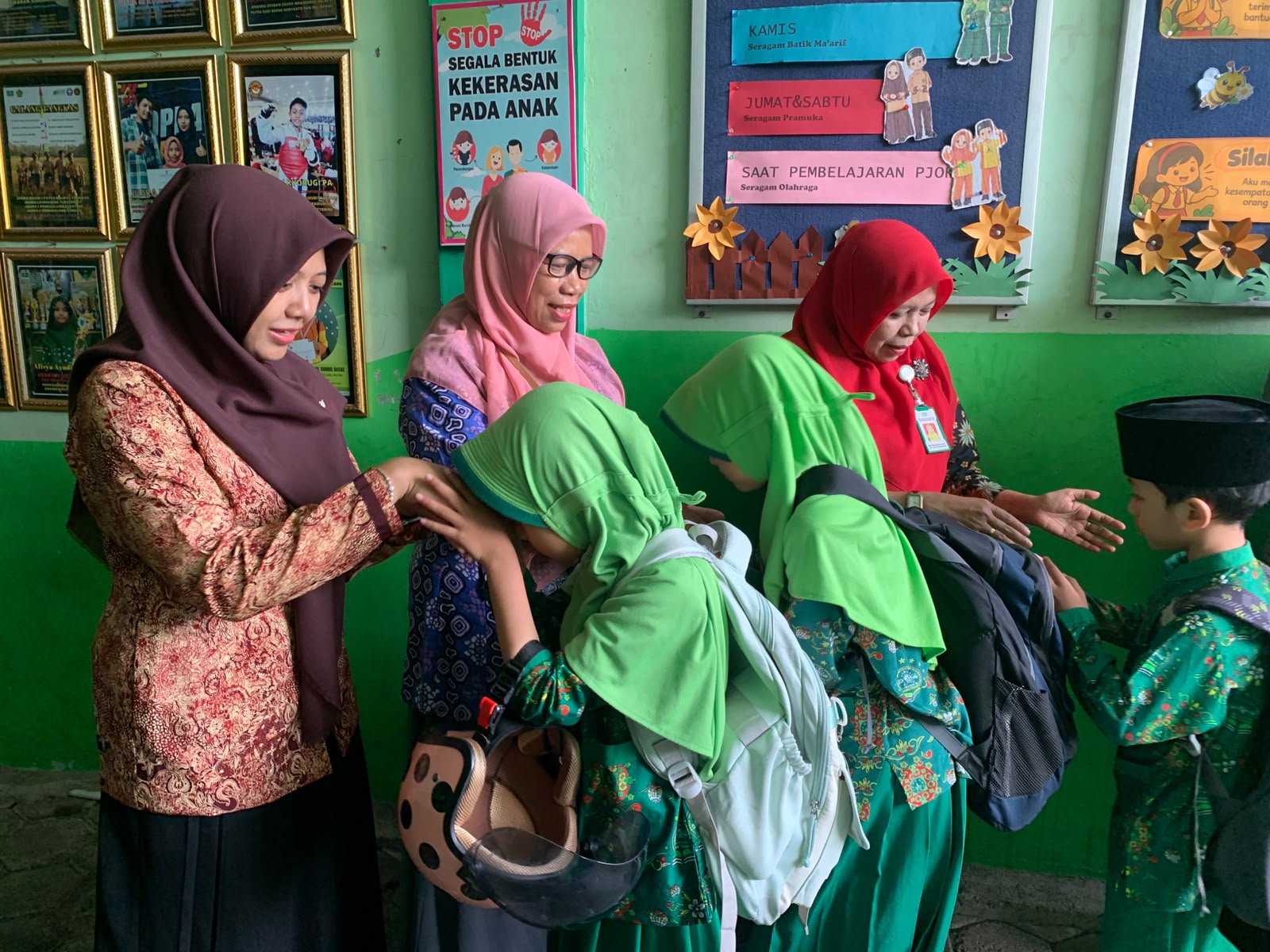 Pembiasaan Berjabat Tangan dengan Dua Tangan sebagai Bentuk Penanaman Adab Siswa MI Ma’arif Mangunsari